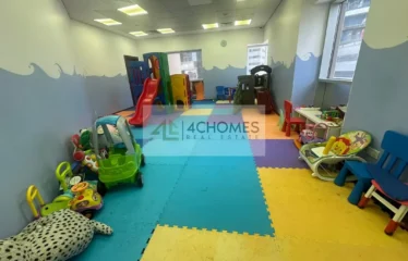 Spacious High-Rise Apartment Skyline View Balcony